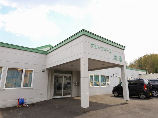 エントランスの明るい建物
