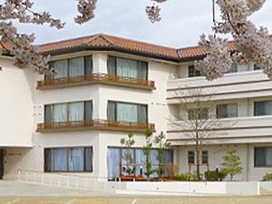 桜と施設の外観
