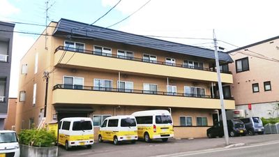 三階建て建物外観