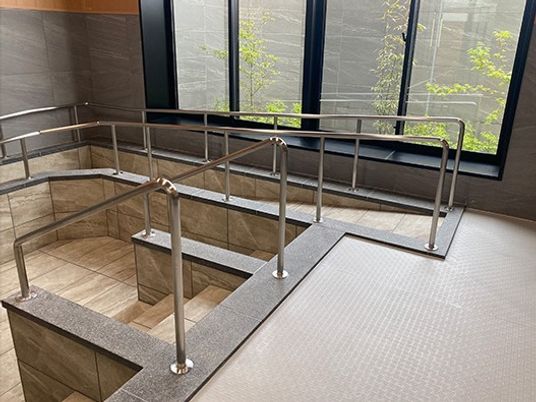 手すり付きのスロープ廊下  
