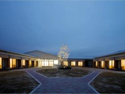 明るい中庭の夜景