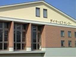 明るい日差しの建物外観