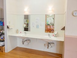 明るい洗面台と鏡