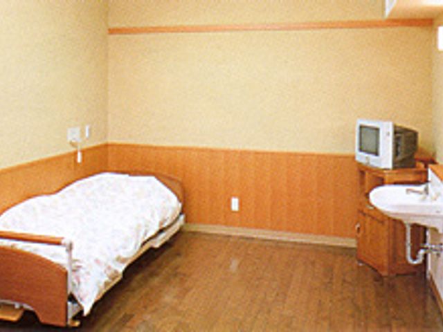 清潔な居室 居室 明るい自然光が入る居室です。ベッドや洗面台が整備されています。