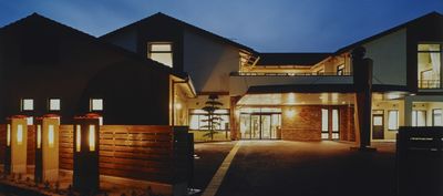 温かい光の建物外観