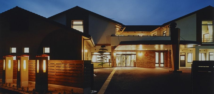温かい光の建物外観