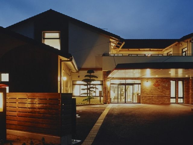 温かい光の建物外観 外観 温かみのある施設で働くことで、入居者やスタッフと共に心地よい時間を過ごせます。ノスタルジックな雰囲気が漂います。
