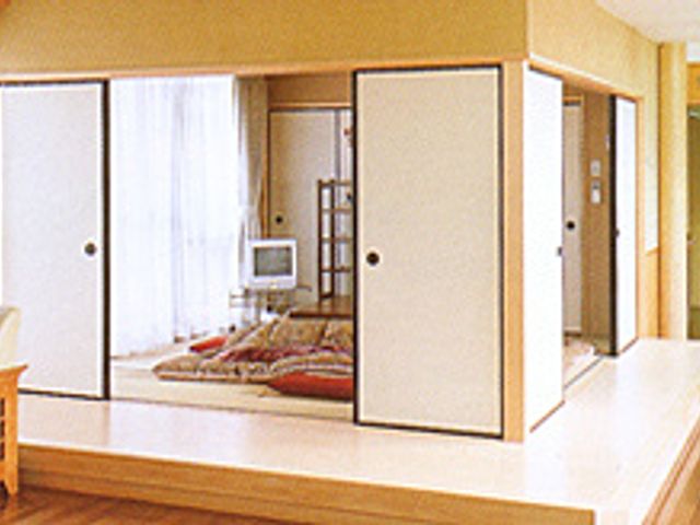 自然光の和室 和室 自然光が差し込む明るい和室です。落ち着いた雰囲気で、くつろぎの時間を提供します。