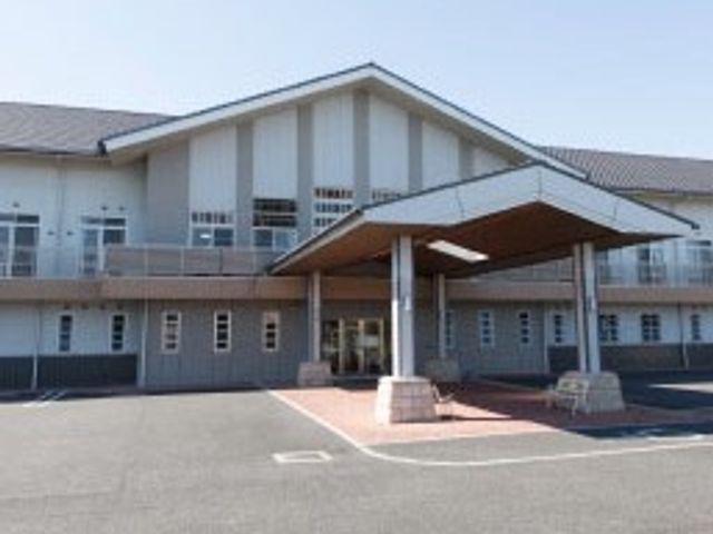 施設の外観 外観   落ち着いた色合いの建物に、車寄せのある出入口が備わっています。送迎時の乗り降りもしやすそうな外まわりです。