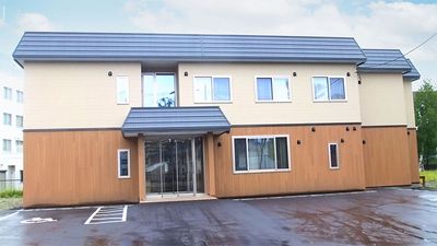 落ち着いた外観の建物