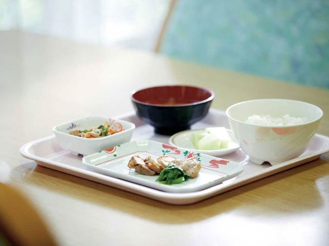 食事が並ぶテーブル 食堂 栄養バランスを考えた食事が整えられたテーブルです。健康的な食生活をサポートします。