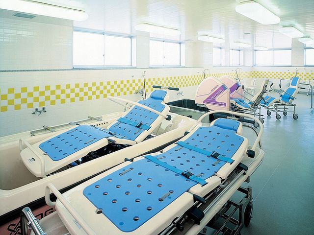 広々とした浴室 浴室 広々とした明るい空間で、介護の際も安全に配慮された設備が整っています。利用者の快適さを重視した設計です。