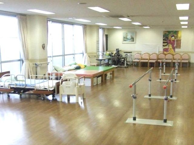開放的な機能訓練室 機能訓練室 広々とした空間で、リハビリ設備が整っています。自然光が差し込み、明るい環境です。