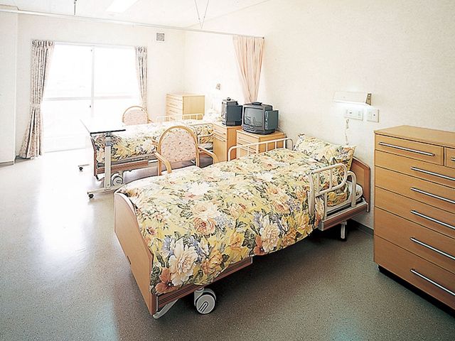 車椅子対応の居室 居室 広々とした居室は、ベッドと収納が備わっており、自然光が心地よく差し込みます。