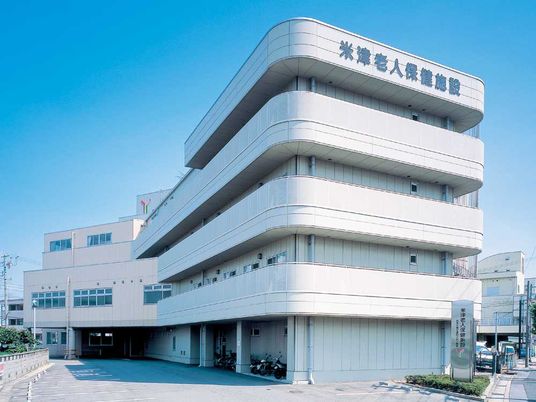 白い外観の建物