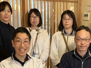 スタッフが並ぶラウンジ  