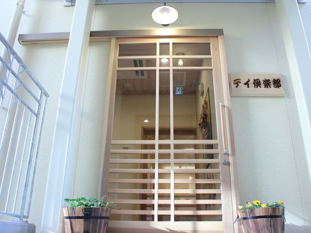 入り口 エントランス 木の温もりが感じられる、落ち着いた雰囲気のエントランスです。光が柔らかく差し込みます。