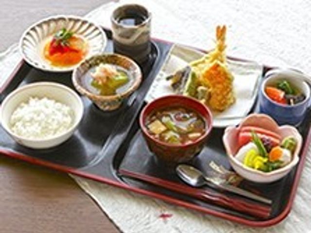 和風のバランス良い食事 食事 栄養バランスを考えた和食の一例で、ごはんと汁物、副菜が彩り豊かに提供されています。利用者の健康を支える食事の大切さを感じ取れる環境です。