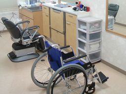 機能訓練室の道具と椅子