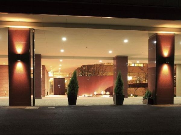 夜間照明されたエントランス