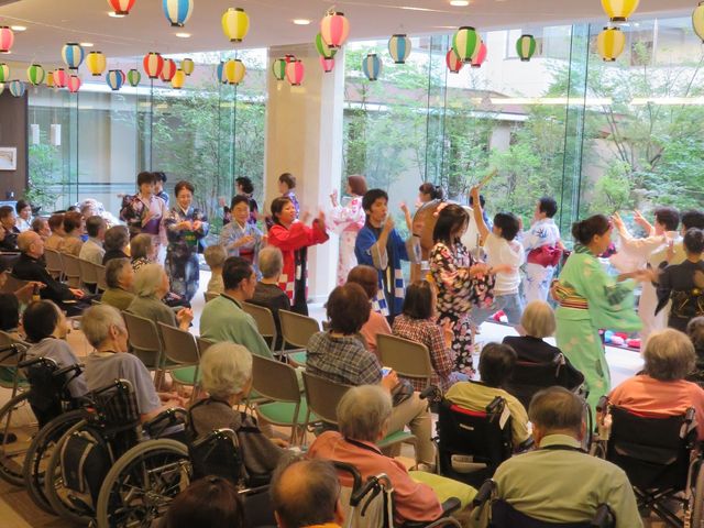 多世代が楽しむ行事の様子 イベント 和やかな雰囲気の中で行われるイベントには、いろいろな年代の方が笑顔で参加されています。提供されるレクリエーションは利用者の交流の場を作り、心豊かな日々をサポートします。