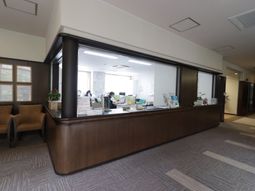 受付エリアとスタッフ