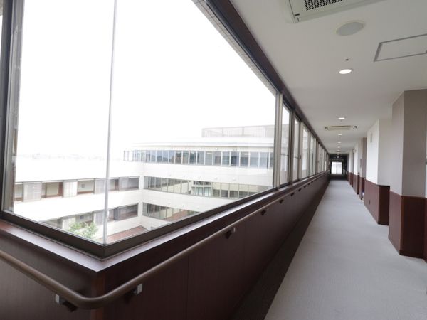 明るい廊下の景色