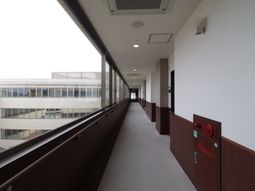 明るく広い廊下