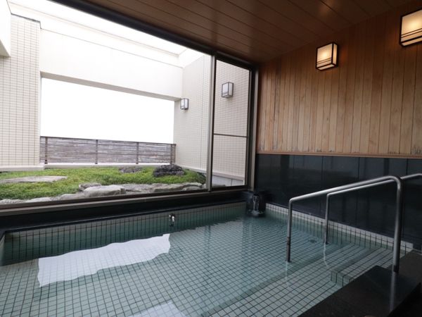 中庭を望む清潔な浴室