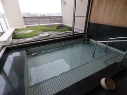 和風の浴室と中庭