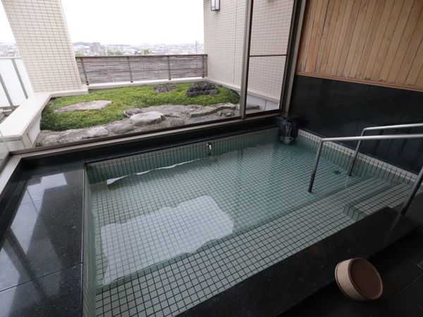 和風の浴室と中庭