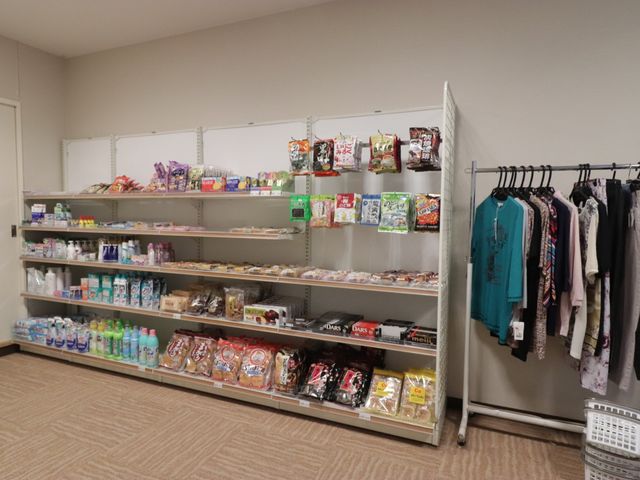 物品販売スペースの様子 売店 日用品からおやつまで多種多様な商品を扱う清潔な物品販売スペースです。利用者の日々の生活がより快適になるよう配慮されています。