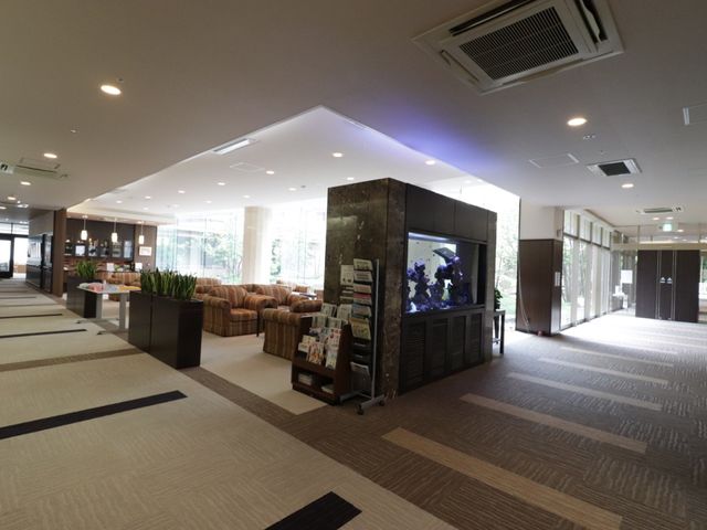 広々とした明るいロビー ラウンジ ゆったりとした空間のロビーでは、柔らかな光が差し込みリラックスできる環境です。訪れる方々の心地よいひとときをサポートします。