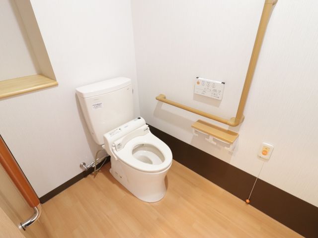 バリアフリートイレ設備 トイレ 安全を考慮したトイレスペースです。壁に取り付けられた手すりが、ご高齢者の日常生活をサポートいたします。