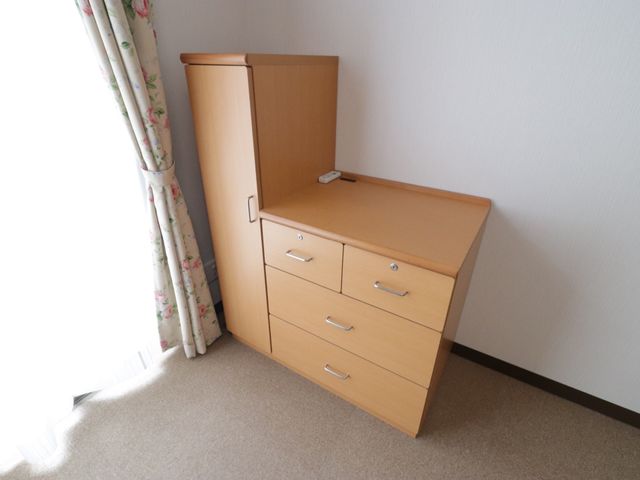 木製家具の居室 収納家具 居室には必要な収納が整い、快適な生活環境を提供しています。使い勝手を考慮した家具は、働きやすさも考えて選ばれています。