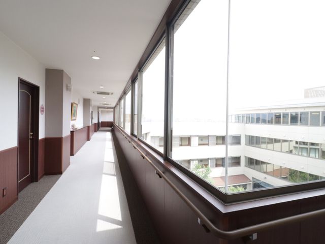 広々とした明るい廊下 通路 日差しが差し込む清潔感のあふれる廊下は、日々の移動も快適です。採光と利便性を考慮した設計が特徴です。