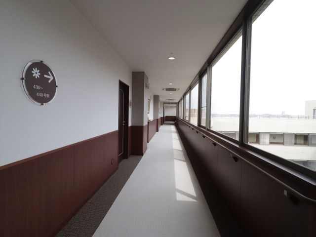 明るく清潔な廊下 通路 ゆったりとした通路は清潔感があり、天窓から自然光が差し込んでいます。ゆとりを持って移動できる設計で、安心してお仕事に臨めます。