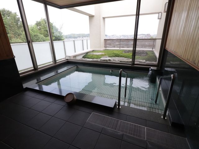 広々とした明るい浴室 展望風呂 ゆったりとした空間のあるバリアフリーの浴室です。庭園の眺めを楽しみながら、リラックスしたひと時をお過ごしいただけます。