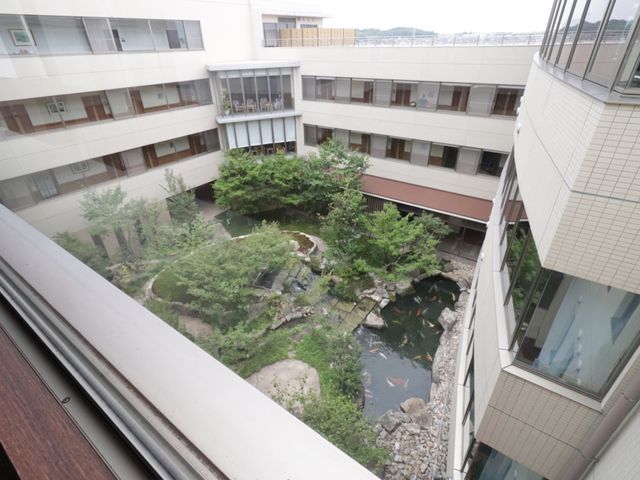 緑豊かな中庭の眺望 中庭 四季折々の自然を感じることができる落ち着いた中庭です。窓越しに庭の景色を眺めながら、癒しの時間を過ごせます。