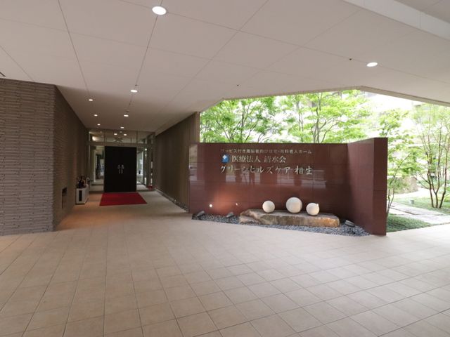 広々としたエントランス エントランス 清潔感のあふれるエントランスは、ご来訪の皆様を心地よくお迎えします。高い天井と落ち着いた色合いで、訪れる人々に安らぎを提供しています。