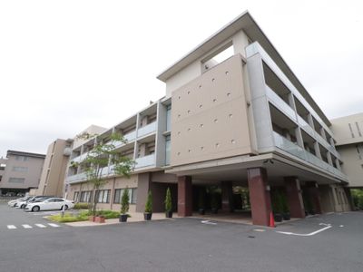 多階建ての建物の外観