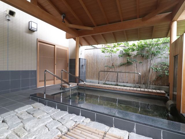 和風デザインの入浴施設 露天風呂 天然石と木材を用いた、落ち着きのある浴室です。和の趣を感じながら、日々の疲れを癒すことができます。