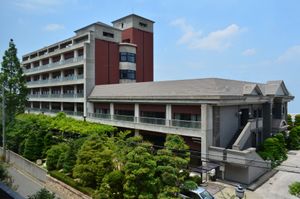 緑豊かな建物外観