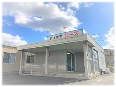 青空の前の建物外観