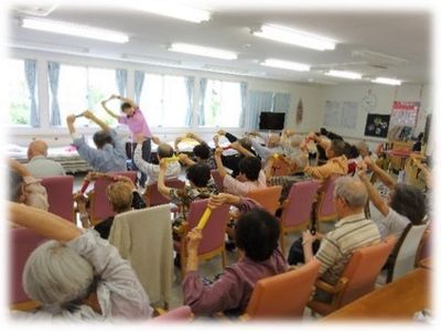 高齢者の集団体操風景
