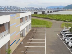 河川沿いの外観  