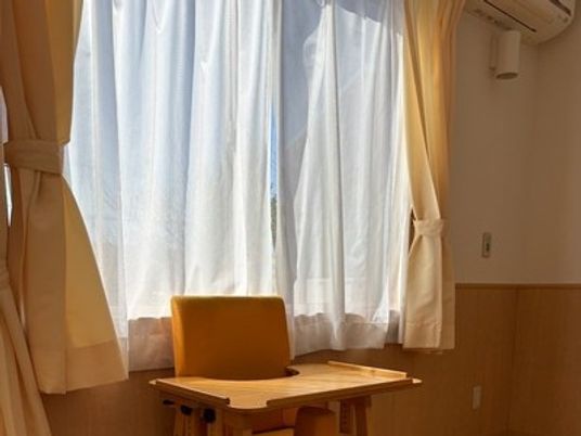 明るい居室の窓辺  