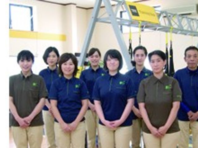 スタッフイメージ スタッフイメージ 笑顔で並ぶスタッフたちは、職場の温かさとチームの連携を感じさせます。