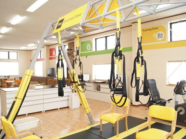 機能訓練が充実した部屋 機能訓練室 広々とした訓練スペースで、様々な器具を使ったトレーニングがスムーズに行えます。自然光が差し込む明るい環境です。