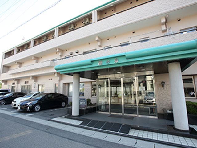 車が並ぶ建物の外観 外観   広々とした駐車スペースがある建物の正面です。通勤時の利便性に優れています。